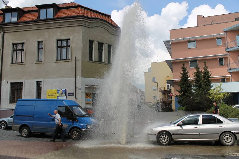 Atrakce, vodotrysk u České pošty, trvala jen několik minut.