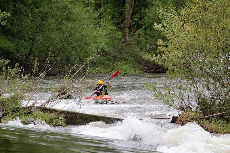 Vodáci si v neděli 23. května nenechali ujít příležitost pro své hobby. Ideální výšku hladiny využili k plavbě z Týnce nad Sázavou do Pikovic.