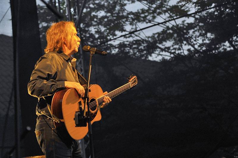 Koncert naplnil klášterní zahradu.