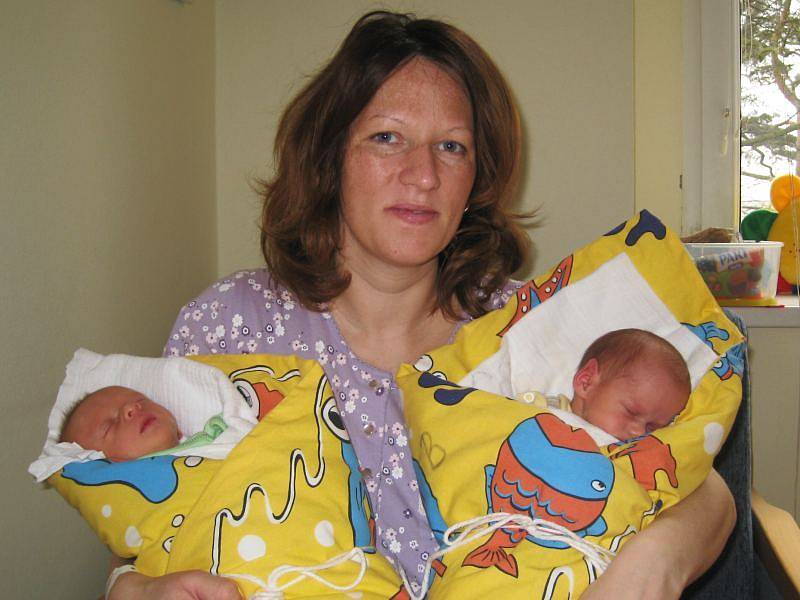 Dvojčátka se 13. března v 8.55 a 8.57 narodila Michaele Hlaváčkové  a Martinu Novákovi z Březí u Říčan. Nikol vážila 2,48 kg a měřila 48 cm. Laura vážila 2,20 kg a měřila 46 cm.