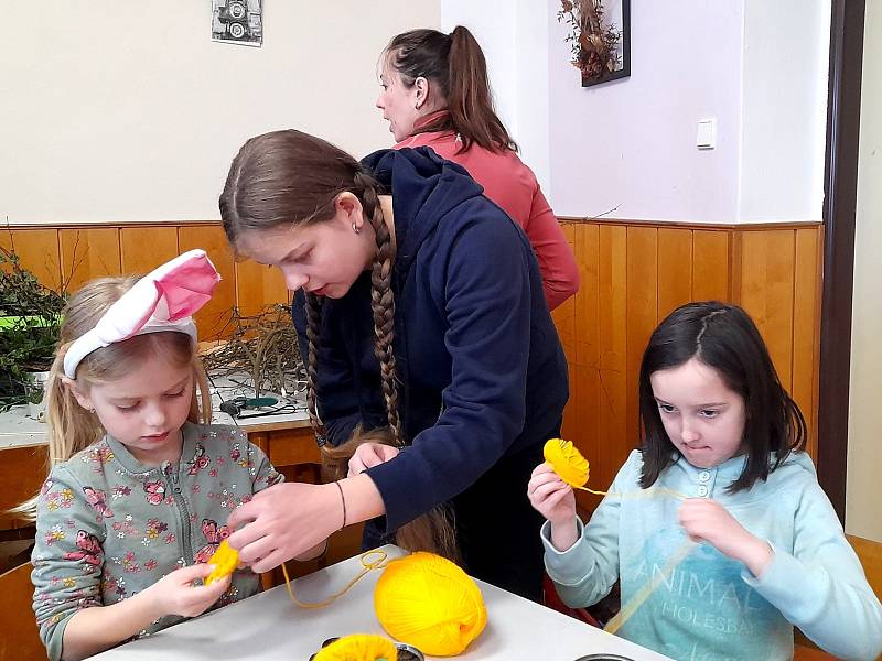 Z velikonočních dílniček ve společenské místnosti v Hasičském domě v Miličíně.