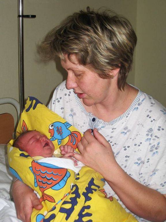 Manželům Pistoriusovým se 16. března ve 12.43 narodila dcera Karolína. Holčička po porodu vážila 3,45 kg a měřila 51 cm. v Pavlovicích setřičce postýlku chystá tříletý Tomášek.