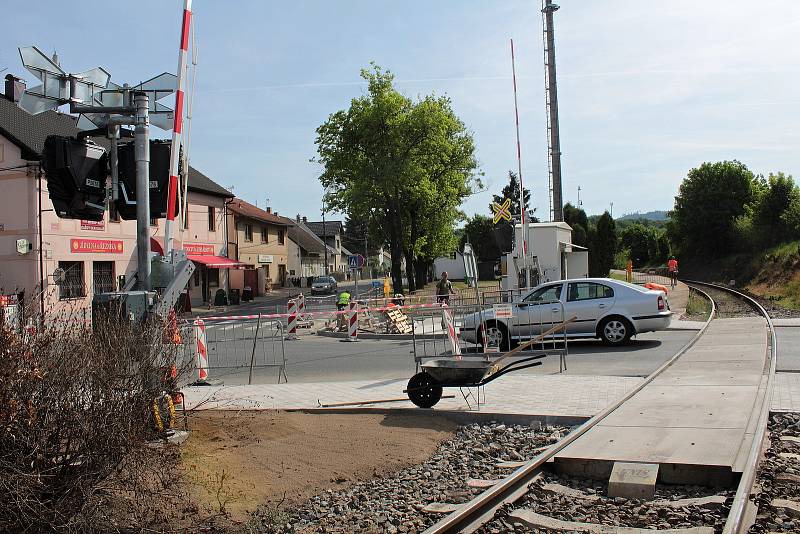 Závěrečné práce u železničního přejezdu v Poříčí nad Sázavou před kolaudací zabezpečovacího zařízení a jeho uvedení do provozu.