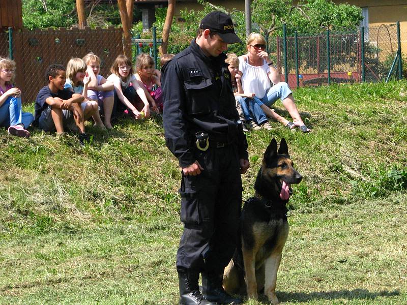 Policejní psovodi předvedli školákům čtyřnohé parťáky.