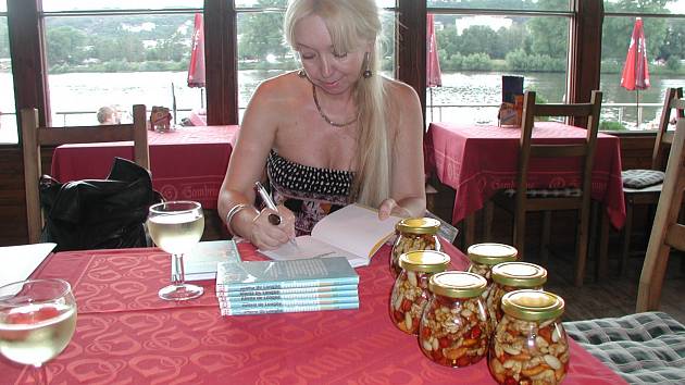 Alena Jakoubková celý život žije mezi knihami. Znát ji mohou především čtenářky. Spisovatelka, která pobývá především v Neveklově, patří totiž mezi nejpůjčovanější autorky tuzemských knihoven.