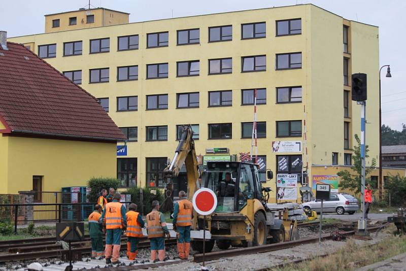 Práce na trati poblíž týneckého přejezdu. 