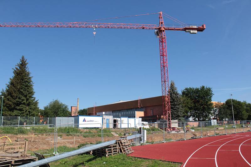 Ze stavby tribuny pro 260 diváků na benešovském atletickém stadionu, která bude uvnitř skrývat tunel s šedesátimetrovou čtyřdráhou.