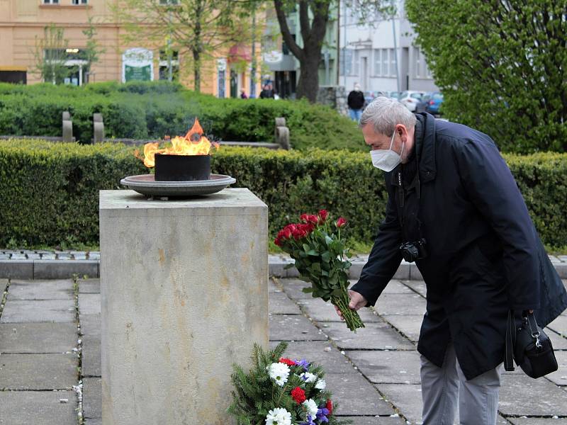 Vzpomínková akce u pomníku obětem válek před benešovským gymnáziem.