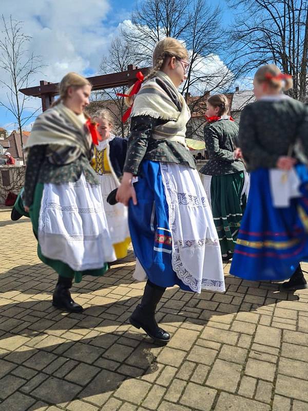 Z vystoupení folklorního souboru Benešáček v rámci doprovodního programu Velikonočního jarmarku v Bystřici.