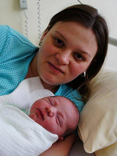 Malá Amélie se v benešovské porodnici narodila 28. března ve 3.50. Měřila 50 cm, vážila 3,47 kg. Z malé holčičky se radují rodiče Monika a Luboš Domasovi, sestřičky Vendulka a Nikolka (5). Doma bude ve Strojeticích.