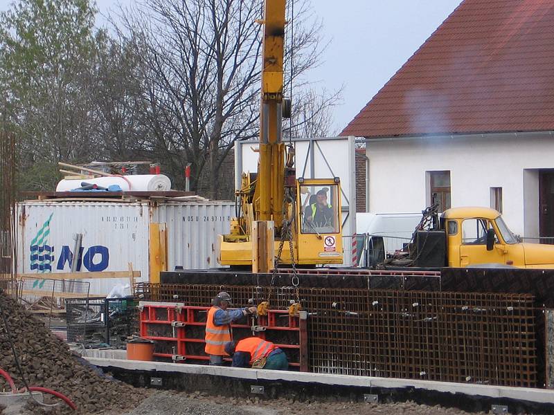 Aktuální stav přestavby nádraží v Olbramovicích a v Bystřici.