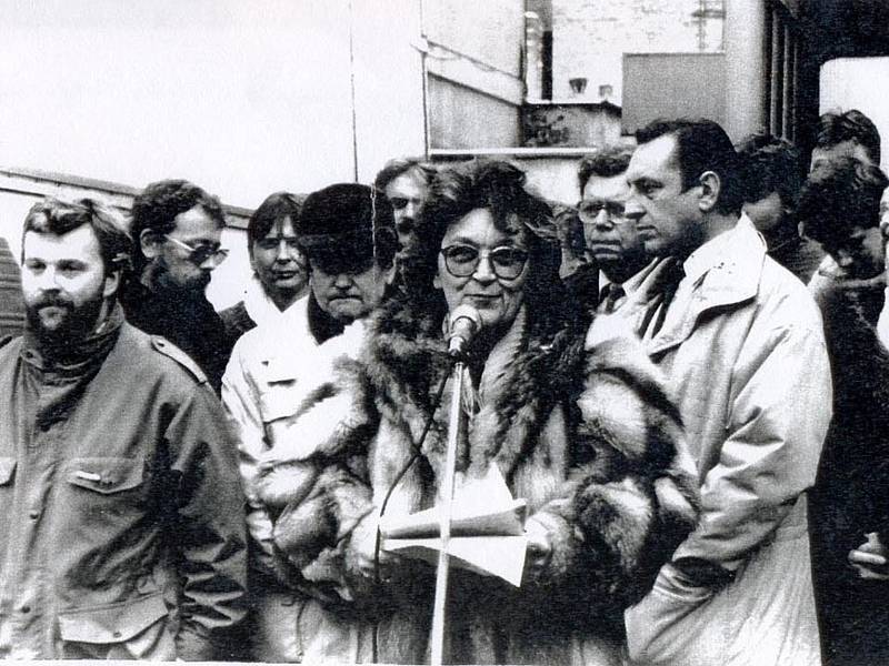 Při generální stávce v Benešově na Vítězném náměstí 27. listopadu 1989 promluvila také Vlasta Chromá.