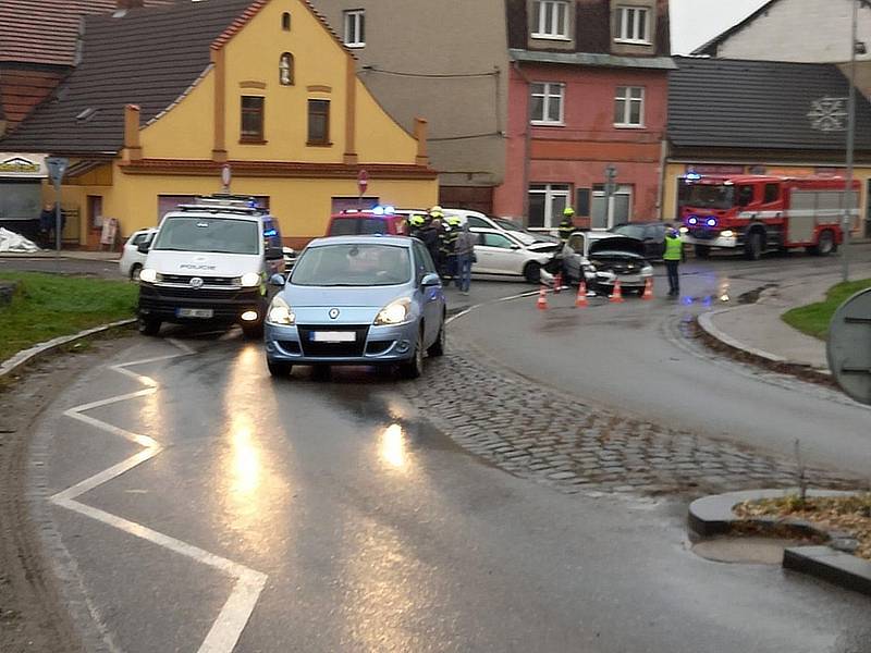 Dopravní nehoda dvou osobních automobilů v Táborské ulici ve Voticích.