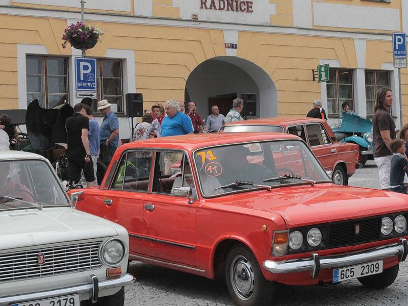 Historická vozidla začala na votické Komenského náměstí najíždět v sobotu po půl dvanácté.