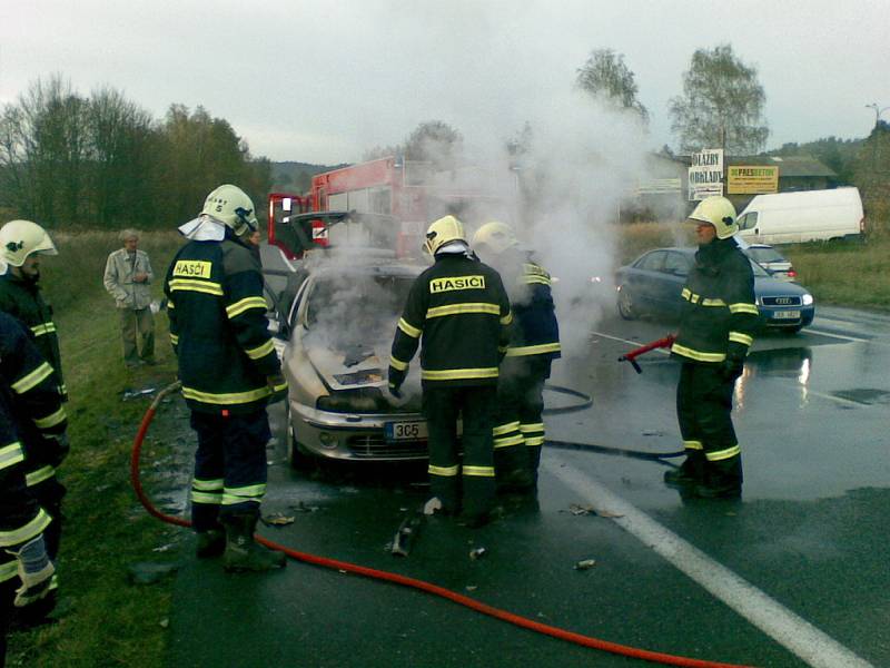 Požár osobní auta v neděli v podvečer ochromil provoz na I/3. Posádka vyvázla bez zranění  