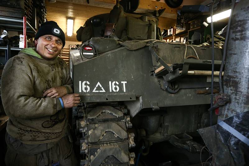 Americký tank M4 Sherman patří Pavlu Roglovi. Mechanikem je Jan "Jelly" Šulc.