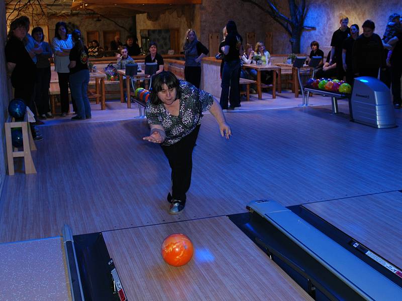 Praktická výuka žáků z Katušky ve Stone bowling baru v Tyršově ulici.