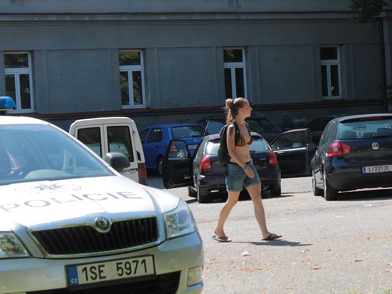 Řidiči si před usednutím za volant mohli bezplatně dýchnout do testeru na alkohol. Někteří byli z následné policejní kontroly tak zmatení, že  odjížděli z kasáren do protisměru. 