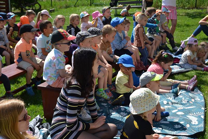 Loutkové představení Zvířátka a loupežníci pro děti z MŠ Maršovice.