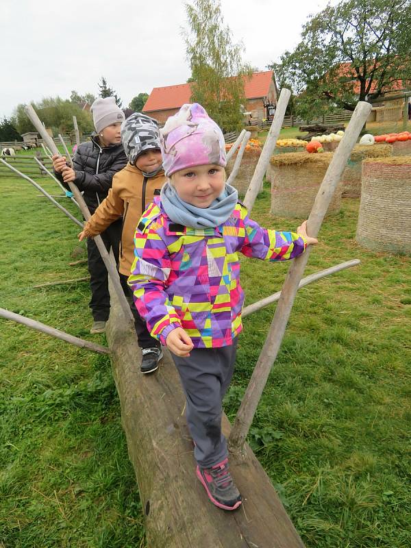 Výlet dětí z mračské mateřinky MiniSvět do Dýňového světa na statek u Pipků.