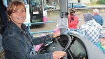 Školáci ZŠ Jiráskova doručili nasbíraná víčka na benešovské autobusové nádraží, kde si je převzali pracovníci ČSAD.