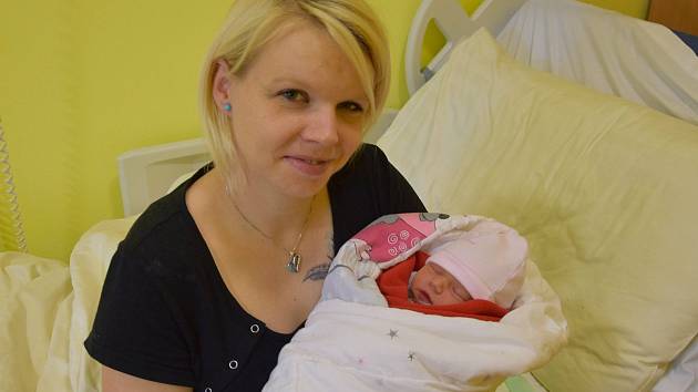 Kristýna Balejová se narodila v benešovské porodnici 30. listopadu 2021 ve 20:34 hodin s váhou 2580 g. Rodiče Jitka a Ondřej a bráška Ondřej (3) se z holčičky radují doma v Týnci nad Sázavou. Foto: Markéta Zikmundová