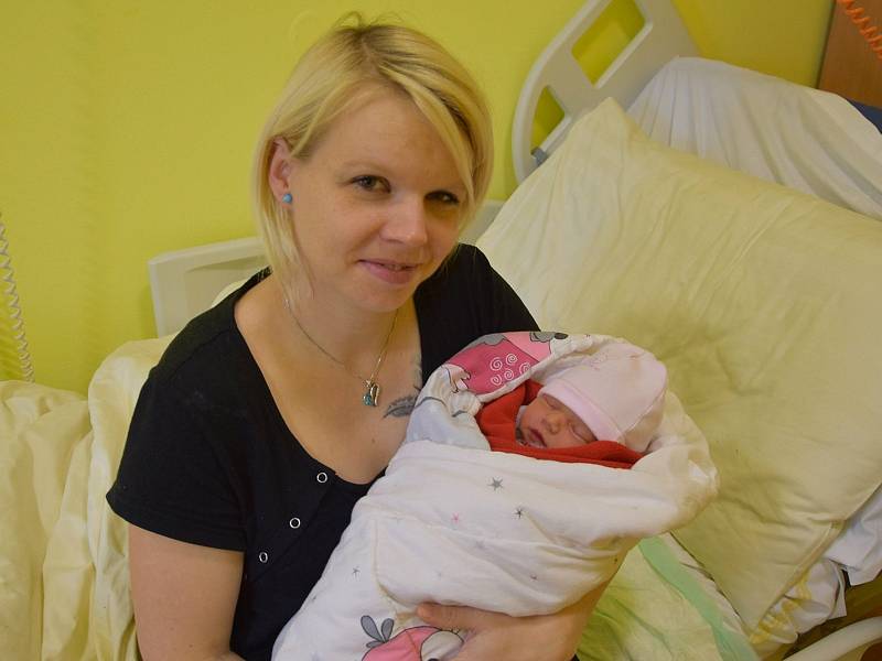 Kristýna Balejová se narodila v benešovské porodnici 30. listopadu 2021 ve 20:34 hodin s váhou 2580 g. Rodiče Jitka a Ondřej a bráška Ondřej (3) se z holčičky radují doma v Týnci nad Sázavou. Foto: Markéta Zikmundová