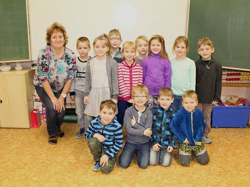 Žáci první třídy ze ZŠ Olbramovice s třídní učitelkou Alenou Typtovou.