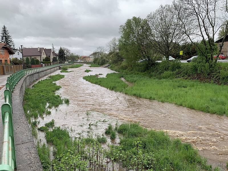 Červený potok v Hořovicích po deštích v polovině května 2021 dosáhl 2. povodňového stupně.