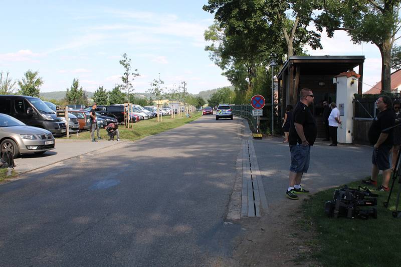 Protest proti Andreji Babišovi v době jeho svatby na Čapím hnízdě.