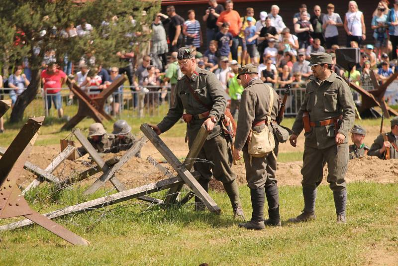 Vojenské technické muzeum se opět po roce velkolepě otevřelo veřejnosti. Dvacátou druhou sezonu zahájil průlet letounů i ukázka bitvy u Zborova.