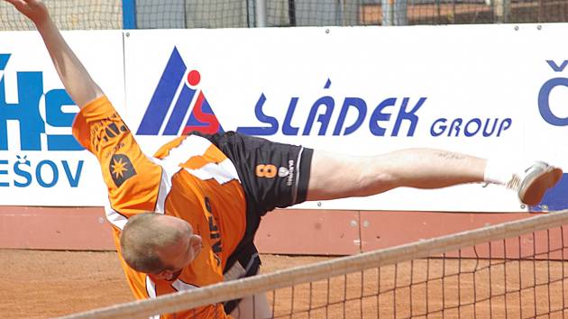 Benešovský Miroslav Stupka zvládl svůj premiérový start v nohejbalové extralize mazácky.