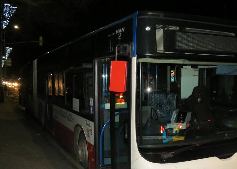 Policie hledá svědky nehody linkového autobusu.