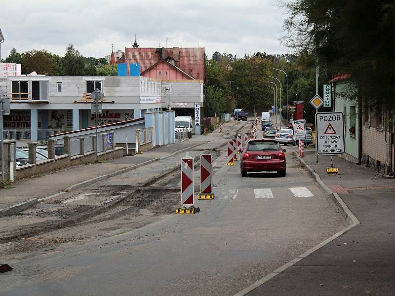 Oprava povrchu vozovky v Hodějovského ulici v Benešově.