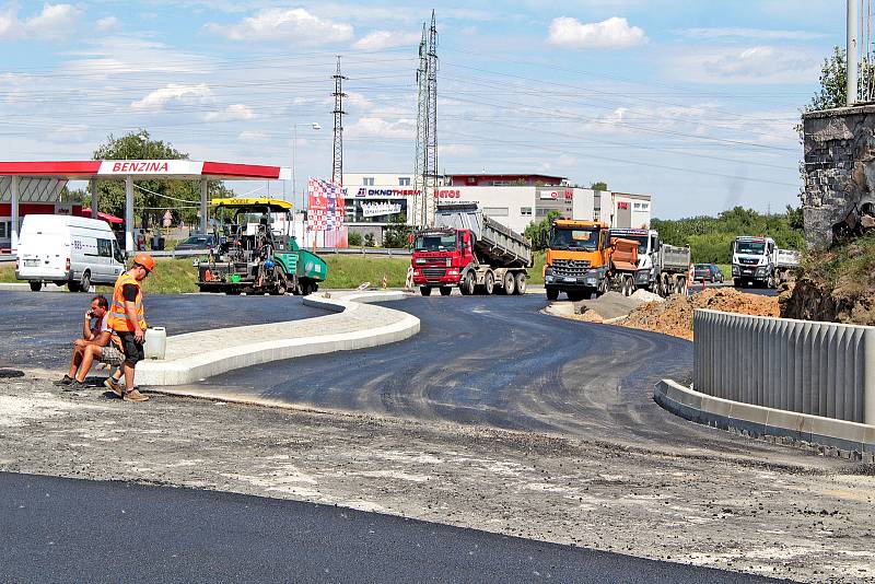 Práce na stavbě okružní křižovatky.