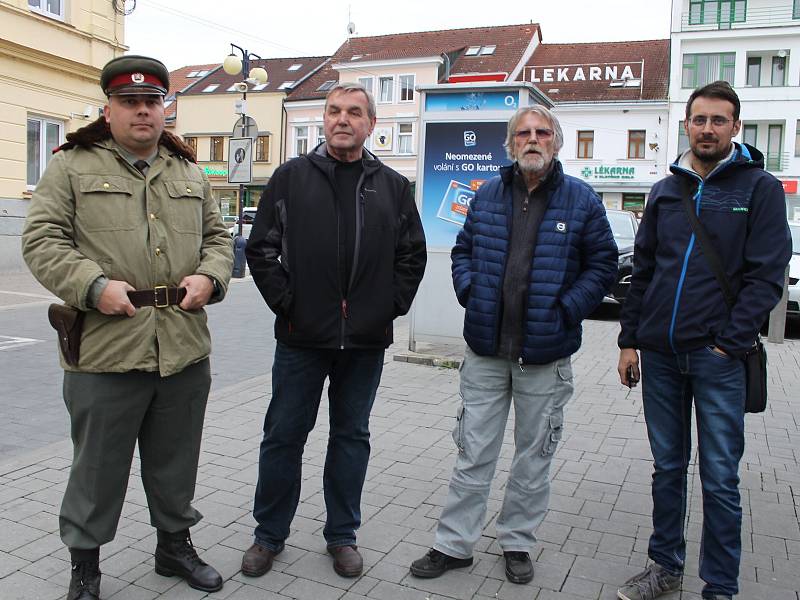 Z vernisáže panelové výstavy 'Tenkrát před 30 lety' na Masarykově náměstí v Benešově.