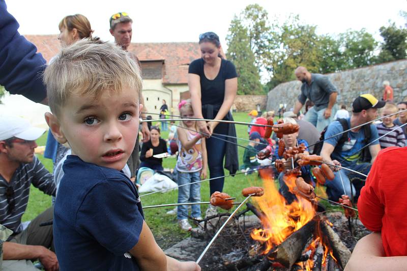 Zábavné odpoledne s Mateřským centrem Hvězdička na farní zahradě na Karlově v Benešově.