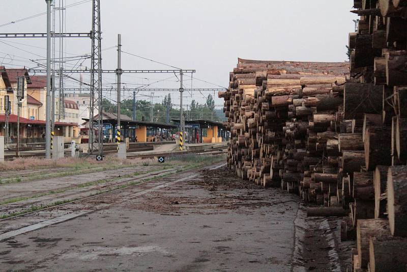 Zásoby dřeva na nádraží v Benešově připravené na transport.