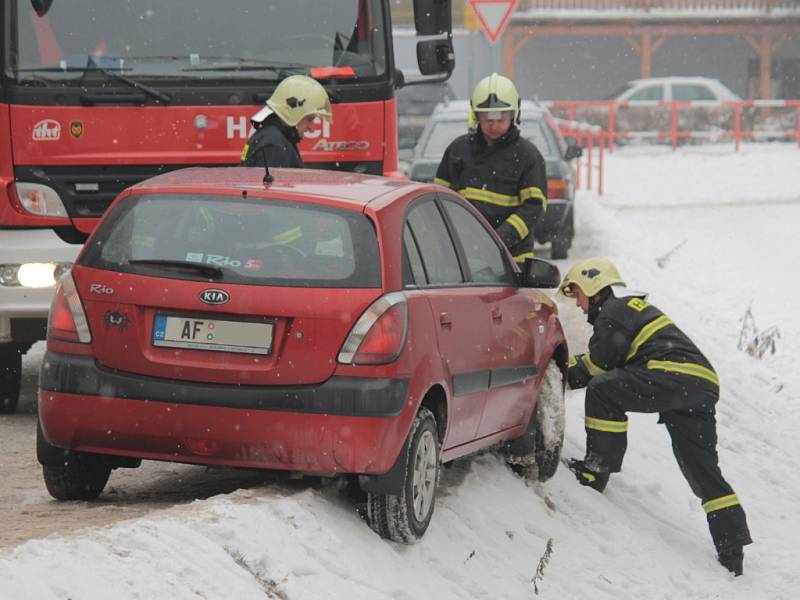 Auto uvízlé na obrubníku u benešovského kina.