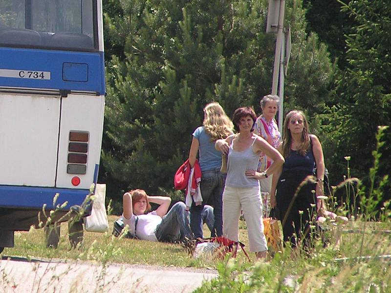 Cestující odjeli náhradním autobusem.