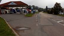 Silnice z Týnce nad Sázavou do Benešova v místech, kde před sobotní půlnocí 16. září havaroval řidič čtyřkolky.