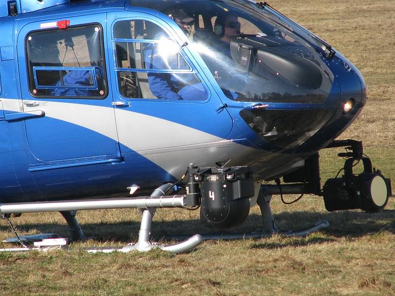 Posádka helikoptéry hlasí pozemním hlídkám přestupky, které zachytila kamera. 