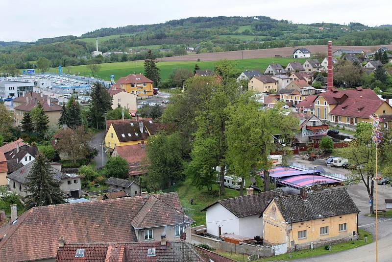 Olbramovice a okolí z dominanty obce, věže kostela Všech svatých.