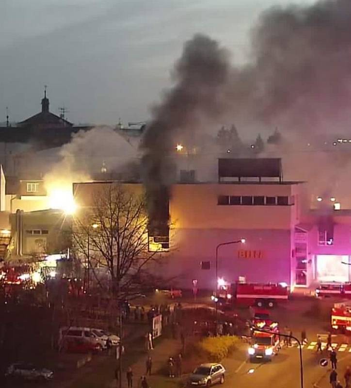 Požár obchodního domu Hvězda v centru Benešova 14. listopadu 2022.