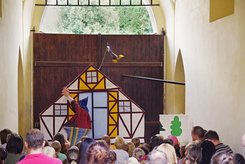 Představení Zvířátka a loupežníci v podání divadla Kapsa Andělská hora na vlašimském zámku.