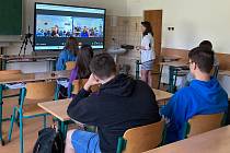 Žáci Obchodní akademie Vlašim s Martinou Mlýnkovou při druhém online setkání se studenty z italské partnerské školy.
