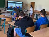 Žáci Obchodní akademie Vlašim s Martinou Mlýnkovou při druhém online setkání se studenty z italské partnerské školy.