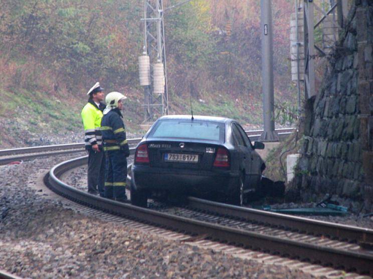 Auto spadlo z mostu na koleje