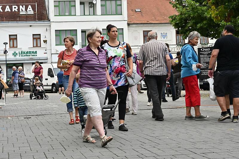 Ze druhých farmářských trhů na Masarykově náměstí v Benešově.