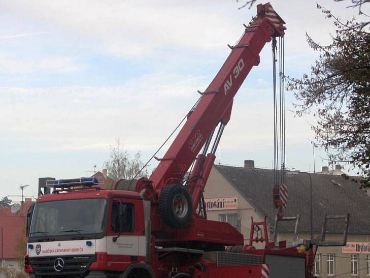 Auto spadlo z mostu na železniční trať. Přes dvě hodiny musely vlaky mezi Benešovem a Čerčany jezdit po jedné koleji